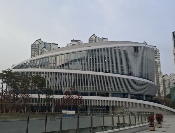 1200억원을 들여 신축해 지난 10월25일 개관한 국내 최대규모의 경기도서관 전경.(사진=김인창기자)