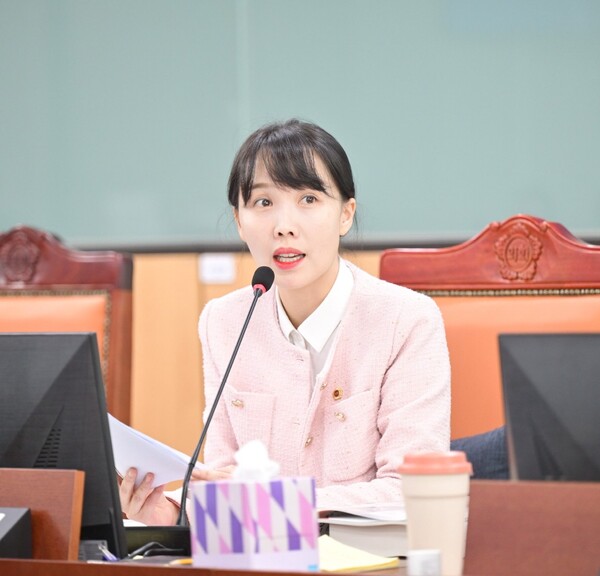 이인애(여성가족평생교육위원회, 국민의힘, 고양2) 경기도의원은 12일 열린 경기도서관에 대한 2025년 행정사무감사에서 ‘경기도서관 디자인가구 사업 계획 변경 및 예산 집행’에 대하여 문제를 지적했다.