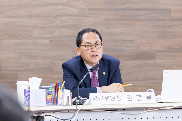경기도의회 교육기획위원회 안광률 위원장(더불어민주당, 시흥1)이 지난 12일, 경기도교육연구원ㆍ경기도교육복지종합센터ㆍ유아체험교육원을 대상으로 한 4일차 행정사무감사에서 인사·윤리·복지 운영 전반을 점검했다. (사진=경기도의회)