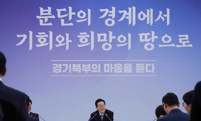 이재명 대통령이 11월14일 파주에서 열린 타운홀 미팅에서 경기북부 주민들의 목소리를 경청하고 있다. (사진=연합뉴스)