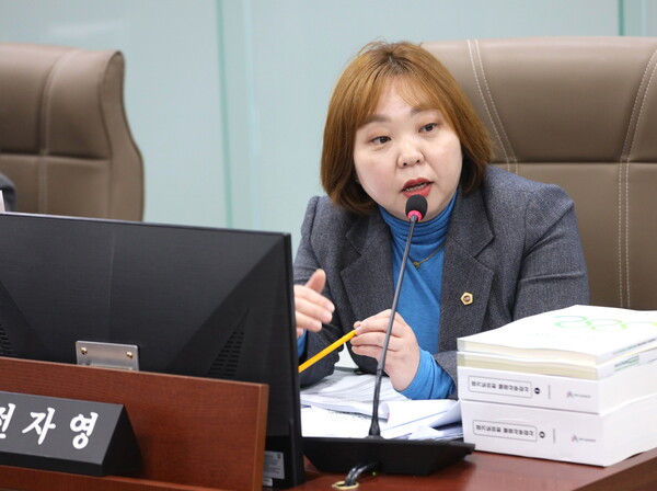 경기도의회 전자영 의원은 11월14일 열린 제387회 정례회 교육행정위원회 행정사무감사에서 발언하고 있다. (사진=경기도의회)