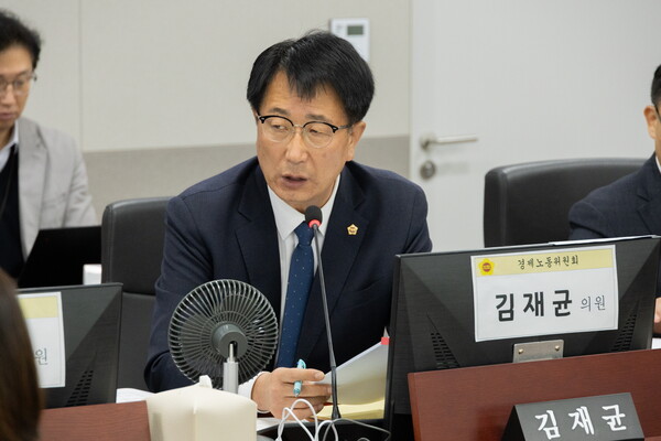 김재균 경기도의회 의원이 11월14일 경제노동위원회 소관 실국 및 공공기관에 대한 2025년도 행정사무감사 종합감사에서 발언하고 있다. (사진=경기도의회)