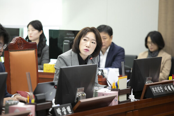 이혜원(국민의힘, 양평2) 의원은 11월 14일 열린 제387회 정례회 기획재정위원회 종합감사에서, 경기도가 2026년도 본예산안에서 대규모 복지사업을 일괄 삭감한 사실을 강하게 비판했다. (사진=경기도의회)