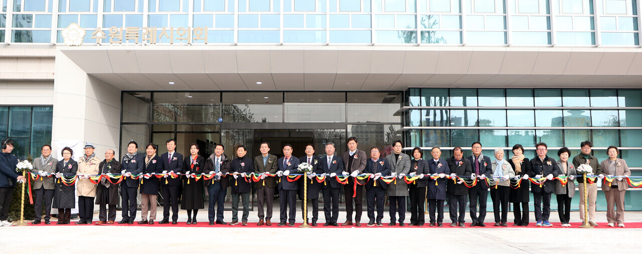 11월 17일 수원시의회 신청사 개청식에서 이재식 의장을 비롯한 참석자들이 테이프 커팅을 하고 있다.(사진=수원시의회)