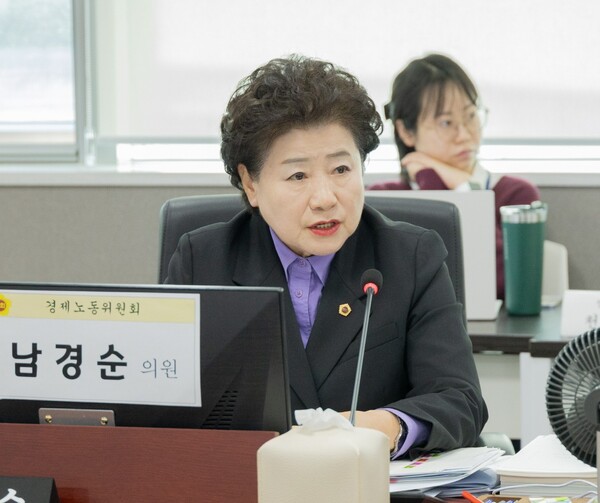 경기도의회 경제노동위원회 남경순(국민의힘, 수원1) 의원은 11월14일 열린 경제노동위원회 행정사무감사 종합감사에서 경기도 집행기관의 공정성·포용성 실현 여부를 집중 점검하며 “각 기관의 정책 추진 노력에도 불구하고 개선이 필요한 지점들이 여전히 적지 않다”고 밝혔다. (사진=경기도의회)