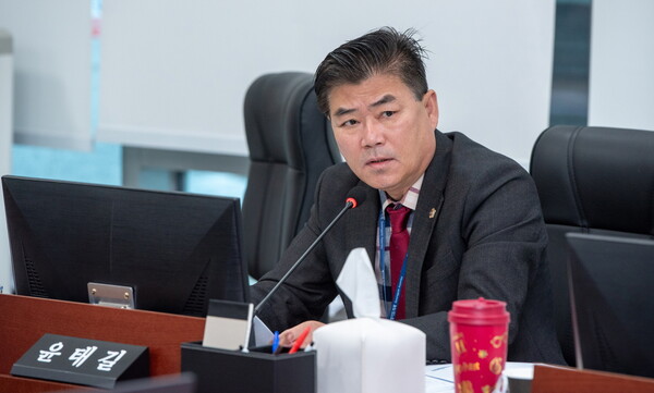 경기도의회 보건복지위원회 윤태길 의원(국민의힘, 하남1)은 11월 13일(목) 제387회 정례회 중 종합감사에서 경기도의 민생회복 소비쿠폰 사업과 관련해 “도민 혈세가 줄줄 새고 있다”며 사업 설계와 사후관리 전반의 문제점을 강하게 지적했다. (사진=경기도의회)