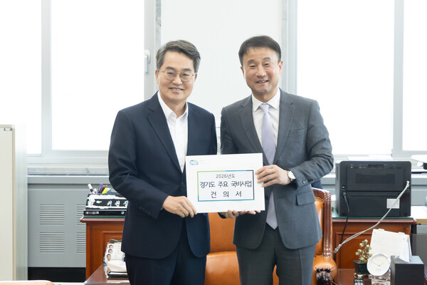 김동연 경기도지사가 11월17일 국회를 방문해 한병도 국회 예산결산특별위원회 위원장과 이소영 예결위 간사를 만나 일산대교 통행료 지원 등 15개 사업에 대해 국비 증액을 건의했다. (사진=경기도) 