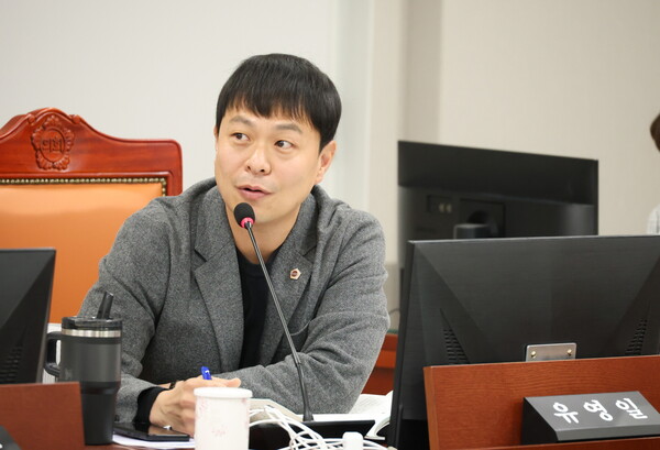 유영일(국민의힘, 안양5) 부위원장이 11월17일 열린 2025년도 경기도 수자원본부 행정사무감사에서 방치폐공, 하수처리장 마약검출 안전성 확인, 수도 원격검침 현황 및 대응 등 경기도 수자원 관련 안전과 도민 편의를 위한 질의를 진행했다. (사진=경기도의회)