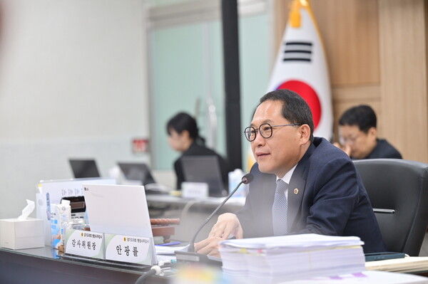 경기도의회 교육기획위원회 안광률(더불어민주당, 시흥1) 위원장은 11월17일 6일차 행정사무감사에서 경기도교육청의 예산 집행과 급식 구매, 학교폭력 심의, 정보보안 등 교육행정 전반에 걸친 구조적 문제를 지적하며 전면적인 개혁을 촉구했다. (사진=경기도의회)