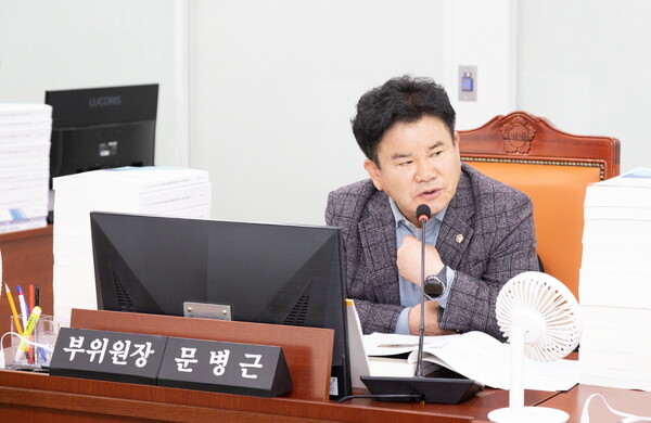 경기도의회 건설교통위원회 문병근(국민의힘, 수원11) 부위원장은 11월17일 열린 건설교통위원회 종합감사에서 수원 지역 똑버스 노선 운영과 경기도 도시철도 운영 주체 문제를 집중 질의했다. (사진=경기도의회)