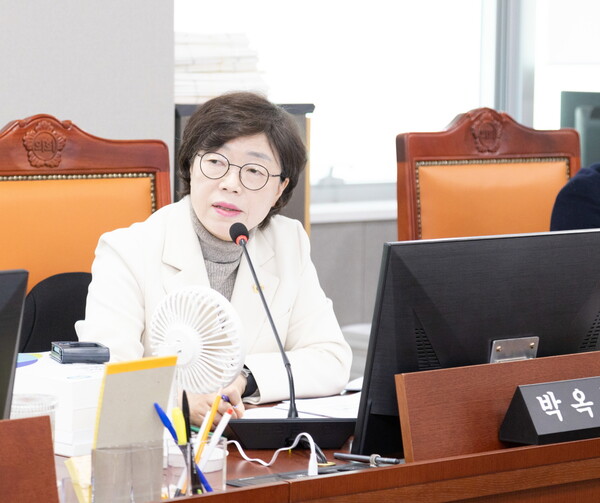 경기도의회 건설교통위원회 박옥분(더불어민주당, 수원2) 의원은 11월17일 열린 2025년 종합행정사무감사에서 건설국·교통국·철도항만물류국 등을 대상으로 진의했다. (사진=경기도의회)