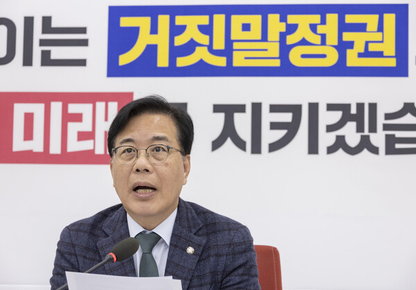 송언석 국민의힘 원내대표는 11월18일 국회에서 열린 기자간담회에서 ‘공무원 사찰 불법 행위 신고 센터’ 개설을 알렸다. (사진=연합뉴스)