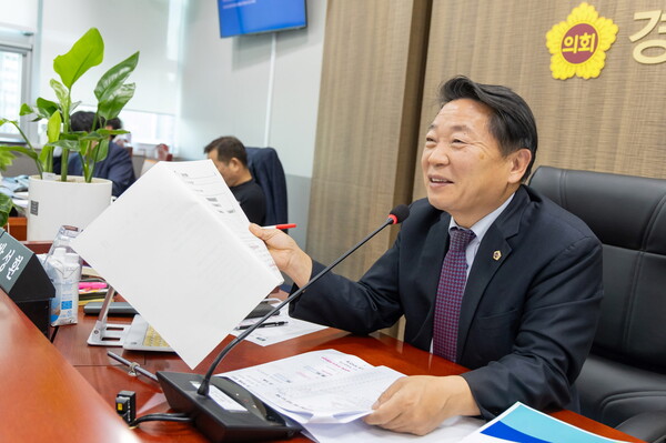 방성환(국민의힘, 성남5) 위원장은 지난 11월14일 열린 제387회 정례회 농업기술원, 종자관리소 행정사무감사에서 기간제 인력의 조직도 누락 등을 지적하며 개선을 강하게 요구했다. (사진=경기도의회)