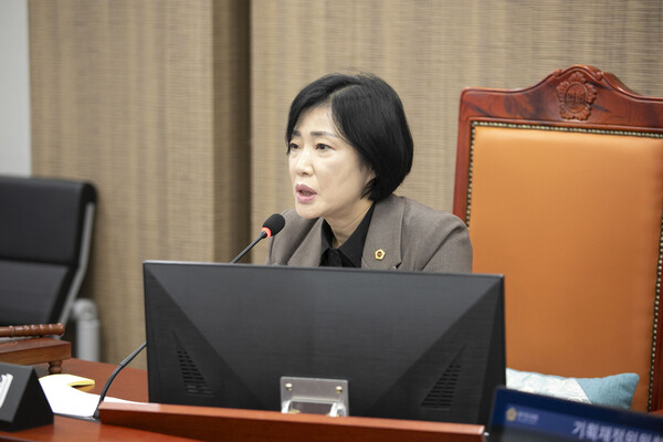 경기도의회 기획재정위원회 이경혜(더불어민주당·고양4) 부위원장은 제387회 정례회 종합 행정사무감사에서 기획조정실과 균형발전기획실을 향해 도정 전반의 기획·조정 기능이 사실상 작동하지 않는다고 강도 높게 비판했다. (사진=경기도의회)