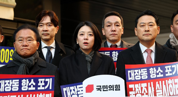 국민의힘 배현진 의원이 19일 남욱 변호사가 추징보전 해제를 요구한 서울 강남구‘청담동 건물'을 찾아 발언하고 있다. 