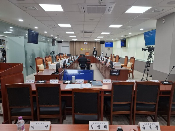경기도의회 의회운영위원회가 오전 11시 현재 경기도지사 비서실, 보좌기관의 불출석으로 의원석과 증인석이 텅 비어있다.(사진=김인창기자 )