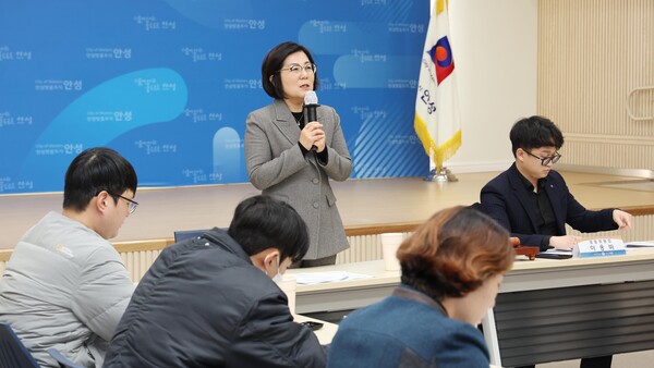 안성시는 11월 18일 시청 대회의실에서 2025년 제2차 안성시 청년정책위원회를 열고 청년정책발전 유공 청년위원 4명에게 표창을 수여했다. (사진=안성시)