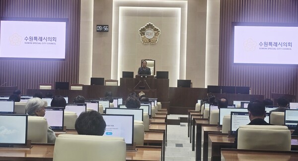 수원특례시의회 의원들이 19일 신청사 본회의장에서 제397회 제2차 정례회를 열기 위해 모였다. 의회 신청사는 시공사 부도와 소송으로 공사 중단  등 숱한 우여곡절을 딛고 착공 4년 만에 18일 개청식을 개최했다. 그러나 의회 청사는 준공은 물론 임시사용승인조차 나지 않았다.  12월 19일까지 31일간 올해 마지막 의정활동에 돌입하는 정례회는 구청사에서 진행하게 됐다. 사진은 의원들이 신청사 본회의장에 잠시 착석한 모습. (사진=김희열 기자)