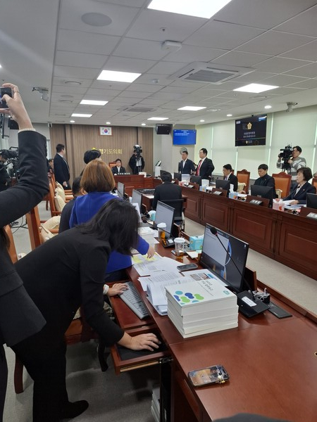 경기도의회 의회운영위원회 소속 의원들이 19일 오전 개회후 경기도지사 비서실 및 경제부지사 등 보좌기관 증인들이 불출석하자 대책을 논의하고 있다.(사진=김인창기자)