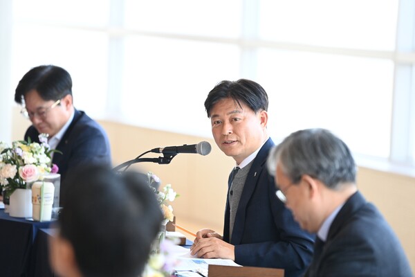 조용익 부천시장은 11월19일 김포 애기봉 평화교육관에서 경기서부권 7개 도시와 함께 문화관광분야 협력회의를 주재했다. (사진=부천시)