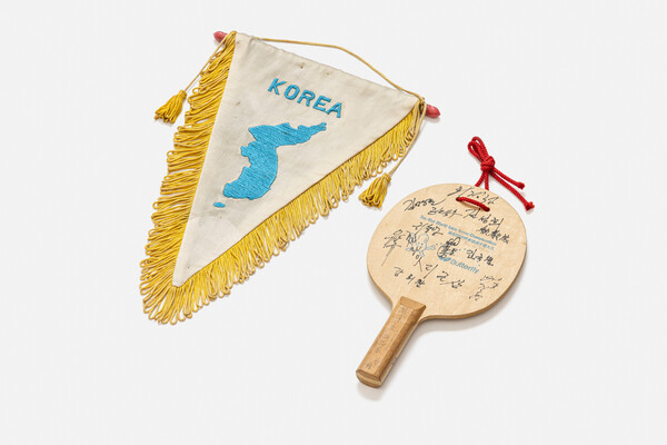 수원광교박물관이 소장한 '제41회 지바 세계탁구선수권대회 남북단일팀 기념물'이 국가유산청이 지정하는 예비문화유산에 선정됐다. (사진=수원광교박묾관)