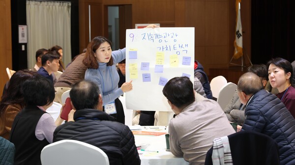 안성시는 11월19일 LS미래원에서 행정·시민·전문가 등 100여 명이 참석한 가운데 지속가능관광의 미래 방향을 논의하는 '안성형 지속가능관광 타운홀 미팅'을 개최했다. (사진=안성시)