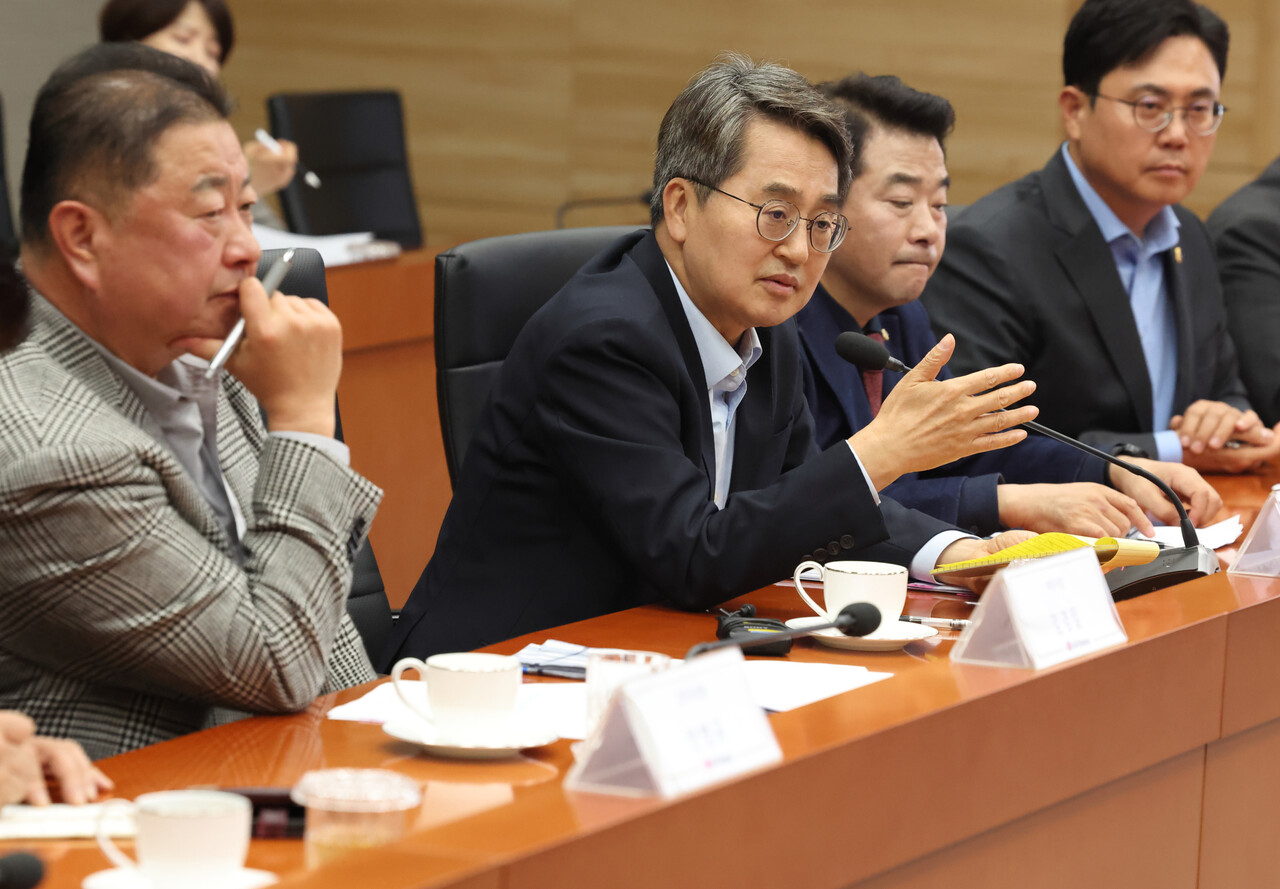 11월20일 파주에서 17번째 민생경제 현장투어를 진행한 김동연 경기도지사가 파주 LG디스플레이를 찾아 디스플레이 산업 현황을 점검하며 업계 애로사항을 청취했다. (사진=경기도)