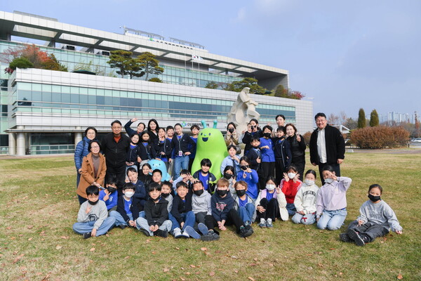 수도권매립지관리공사는 SRT 운영사인 에스알과 지난 20일 재한몽골학교 학생·교사를 초청, ‘탄소중립 시범 투어’를 진행했다.(사진=SL공사)