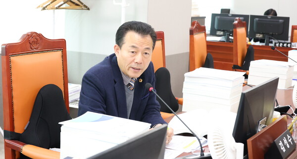 김성수 경기도의회 의원이 11월21일 열린 건설국 소관 추가경정예산안 및 본예산안 심의에서 발언하고 있다. (사진=경기도의회)