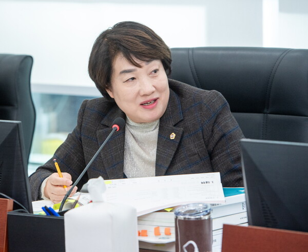 지미연 경기도의회 의원이 11월21일 복지국 예산안 심의에서 발언하고 있다. (사진=경기도의회)
