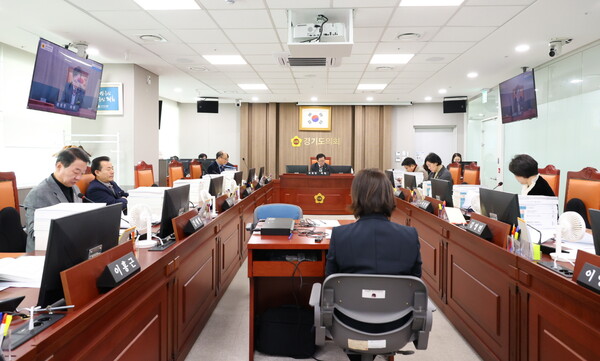 경기도의회 건설교통위원회는 11월21일 상임위 회의를 열어 도민과 민생을 중심으로 8개 소관 실국 및 기관에 대한 안건 심의와 2025년도 제3회 추경 및 2026년도 본예산안 심사를 시작했다.(사진=경기도의회)