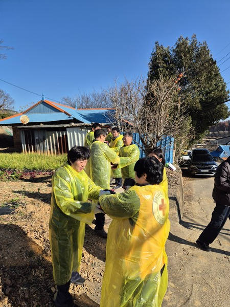 평택시기자단은 지난 11월21일 평택시 청북읍 후사리에 거주하는 독거노인 가정을 찾아 ‘사랑의 연탄 나눔 봉사활동’을 펼쳤다. (사진=평택시기자단)