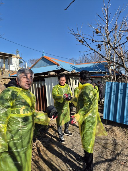 평택시기자단은 지난 11월21일 평택시 청북읍 후사리에 거주하는 독거노인 가정을 찾아 ‘사랑의 연탄 나눔 봉사활동’을 펼쳤다. (사진=평택시기자단)