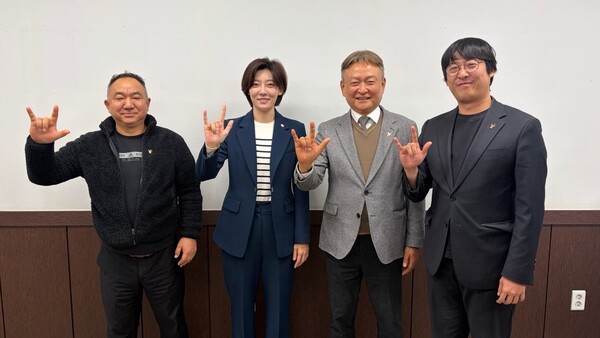 서구의회 장문정 복지도시위원장은 지난 21일 인천농아인협회 서구지회와 간담회를 갖고 관내 수어통역센터 설치의 필요성에 대해 논의했다.(사진=서구의회)