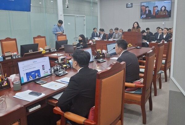 경기도의회 기획재정위원회가 24일 경기도 기획조정실에 대한  ‘2025년 제3회 추가경정예산안 및 2026년 본예산안’ 심사를 하고 있다.(사진=김인창기자)