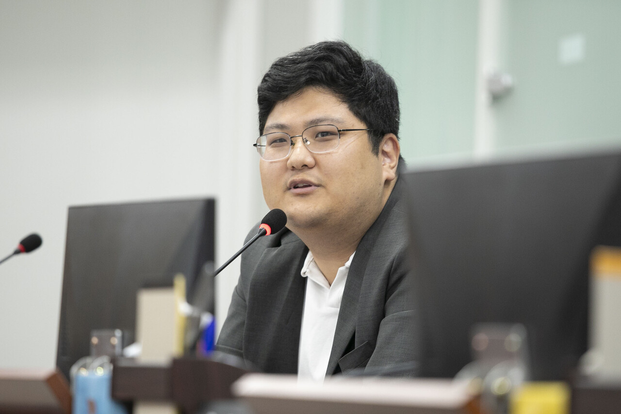 경기도의회 기획재정위원회 예산 심사에서 오창준 의원이 질의를 하고 있다. (사진=경기도의회)