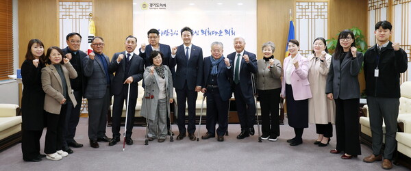 김진경 의장은 25일 의장 집무실에서 경기도장애인복지단체연합회 이영재 회장, 경기도지체장애인협회 김원종 회장, 경기도시각장애인연합회 정태곤 회장을 만나 내년도 장애인복지 예산의 삭감으로 인한 어려움을 청취했다.(사진=경기도의회)