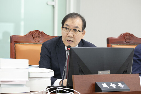 경기도의회 도시환경위원회 최승용(국민의힘, 비례) 의원은 11월24일 도시주택실을 대상으로 실시한 2026년도 본예산안 심사에서 공동주택 안전 분야의 연이은 예산 감액을 강하게 지적하며, “안전예산을 줄이는 것은 도민 생명과 직결된 문제”라고 질타했다. (사진=경기도의회)