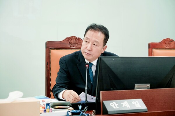 경기도의회 안전행정위원회 안계일 의원(국민의힘, 성남7)은 25일 열린 2026년도 본예산 심사에서 ‘범죄피해자 보호지원 사업’ 예산이 1년 만에 절반 수준으로 줄어든 것을 강하게 비판했다.  (사진=경기도의회)