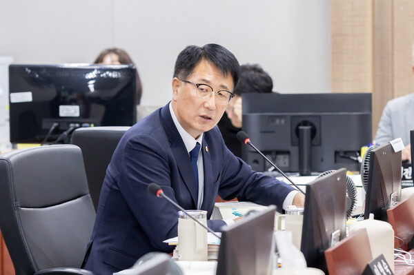 경기도의회 경제노동위원회 김재균(더불어민주당, 평택2) 의원은 11월24일 진행된 2026년도 경기도 노동국 및 사회혁신경제국 본예산 심의에서 사업 추진이 불가능할 정도로 삭감된 노동복지기금과 자체 동력을 상실한 노동정책과의 예산 구조를 강하게 질타하며 집행부의 책임 있는 대책 마련을 촉구했다. (사진=경기도의회)