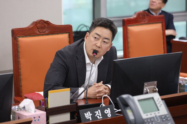 경기도의회 기획재정위원회 박진영(민주당·화성8) 의원이 제387회 정례회 예산안 심의에서 2026년 경기도 재정 운용의 총체적 부실에 대해 강력한 비판을 쏟아냈다. (사진=경기도의회)