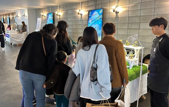  국립대학법인 인천대학교와 아이엔유파트너스(주)가 주관한 '2025년 인천 신사업창업사관학교 송도시장 플리마켓 2차' 행사가 11월 7일부터 9일까지 송도 트리플스트리트 A, B동 지하에서 열렸다. (사진=인천대)
