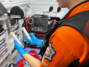 Photo: 1gan.co.kr 용인소방,-manudu eating leads to allergic reaction, firefighter uses EpiPen to save life